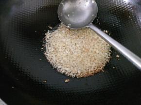 锅里放适量油，油热后放蒜末进去炸成金黄色