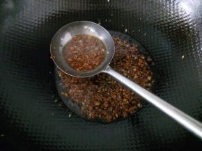 调好的酱汁放进蒜末里煮开