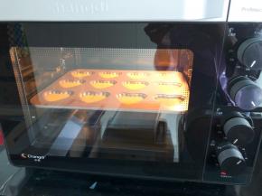 放入预热好的烤箱180度15分钟，中层上下火