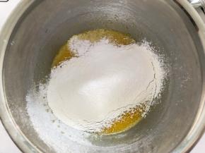 筛入低筋面粉和泡打粉