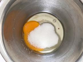 鸡蛋和细砂糖混合搅拌均匀