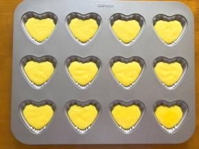 冷藏好以后，挤入烤盘8分满