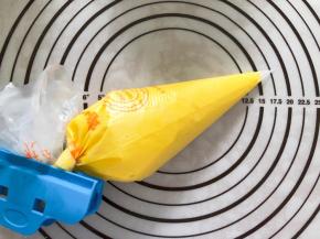 装入裱花袋，放入冰箱冷藏一个小时