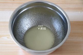 将水、玉米油和10g白砂糖都放入打蛋盆里，搅打至乳化（也就是液体变白，油基本看不到了）