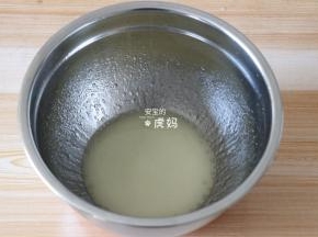 将水、玉米油和10g白砂糖都放入打蛋盆里，搅打至乳化（也就是液体变白，油基本看不到了）
