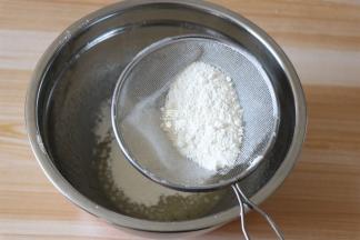 筛入低筋面粉，搅拌成均匀的面糊；