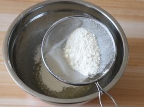 筛入低筋面粉，搅拌成均匀的面糊；