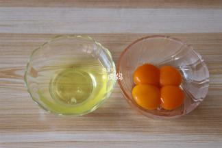 将鸡蛋蛋白、蛋黄分离；