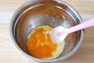 蛋黄倒入到面糊中搅拌均匀；