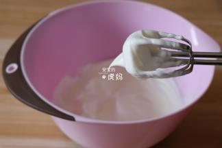 剩下的30g白砂糖分三次加入到蛋白中，打发蛋白至干性偏湿，也就是提起打蛋头，稍微有一点弯钩；