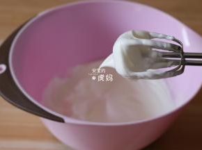 剩下的30g白砂糖分三次加入到蛋白中，打发蛋白至干性偏湿，也就是提起打蛋头，稍微有一点弯钩；