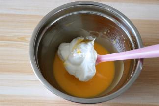 先将三分之一蛋白糊加入到蛋黄糊中翻拌均匀，再全部倒入到剩下的蛋白糊中拌均匀；