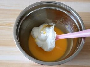 先将三分之一蛋白糊加入到蛋黄糊中翻拌均匀，再全部倒入到剩下的蛋白糊中拌均匀；