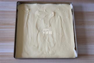 倒入到铺了油纸的模具中；