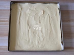 倒入到铺了油纸的模具中；