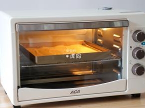 放进预热好的烤箱中层，上下管160度，烤25分钟左右；