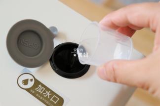 这款烤箱有蒸汽嫩烤功能，烘烤的时候往加水口里加入20ml水，可以维持烤箱干湿平衡，让蛋糕更绵软细腻；