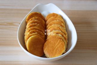 烤好立刻倒扣在冷却架上，撕掉油纸，待冷却后用模具压出圆形蛋糕片；