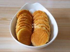 烤好立刻倒扣在冷却架上，撕掉油纸，待冷却后用模具压出圆形蛋糕片；