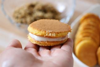 取一片蛋糕片，涂上蒜味酱（或沙拉酱）后再盖上一片；