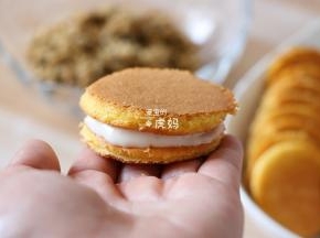 取一片蛋糕片，涂上蒜味酱（或沙拉酱）后再盖上一片；