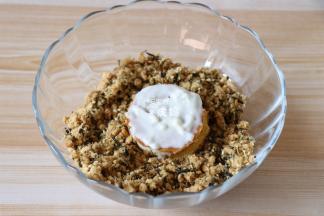 然后在表面也抹上蒜味酱（或沙拉酱）后，在肉松里滚几下即可；