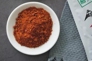 cook100麻辣香锅料为粉末状，固态少油不油腻。每包70克可以做3斤菜。