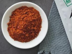 cook100麻辣香锅料为粉末状，固态少油不油腻。每包70克可以做3斤菜。