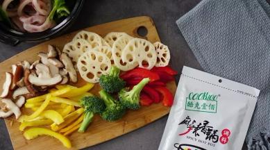 选择自己喜欢的食材，一包麻辣香锅料。