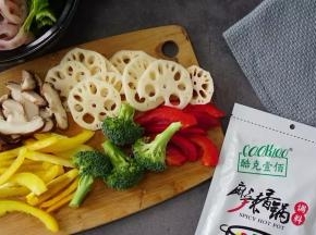 选择自己喜欢的食材，一包麻辣香锅料。