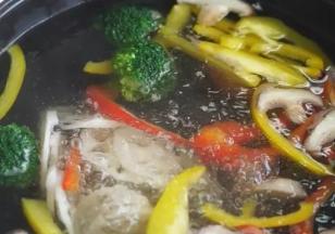 食材下水焯熟，也可炸熟，捞出备用。