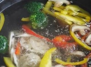 食材下水焯熟，也可炸熟，捞出备用。