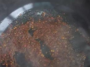 小火加食用油，把料炒香，切记不要大火，易糊。