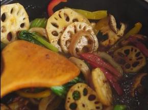 之后倒入焯好的食材，翻炒入味，使料汁充分包裹食材，即可出锅。