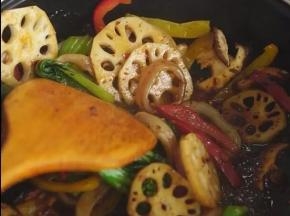 之后倒入焯好的食材，翻炒入味，使料汁充分包裹食材，即可出锅。