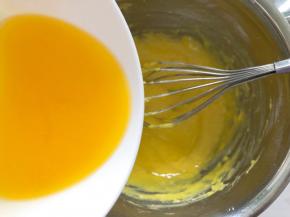 分两次加入融化成液体的黄油，