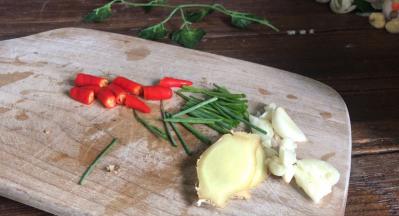 备好葱段、姜片、蒜瓣、小米辣