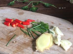 备好葱段、姜片、蒜瓣、小米辣