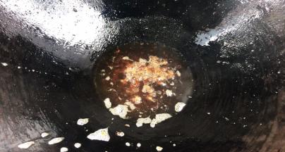 倒出锅中热油，放入花椒爆香