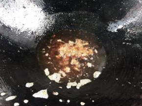 倒出锅中热油，放入花椒爆香