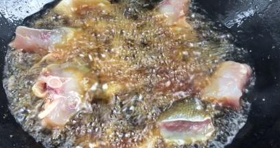 油温7成热时下入鱼块