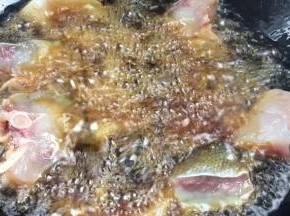 油温7成热时下入鱼块