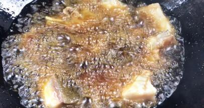 晃动锅子，以免粘锅