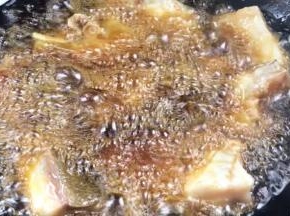 晃动锅子，以免粘锅