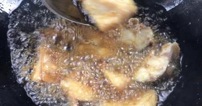 炸至表面变色后，翻动继续炸