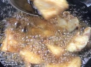 炸至表面变色后，翻动继续炸