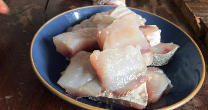 拿出洗净，沥水后切块备用