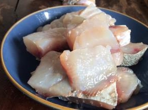 拿出洗净，沥水后切块备用