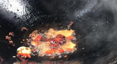 加入豆瓣酱爆香