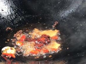 加入豆瓣酱爆香